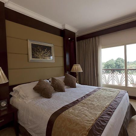 Hotel Ledger Plaza Bangui Esterno foto